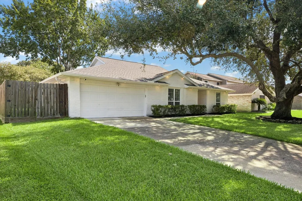 608 Tanglewood Drive Friendswood, TX 77546