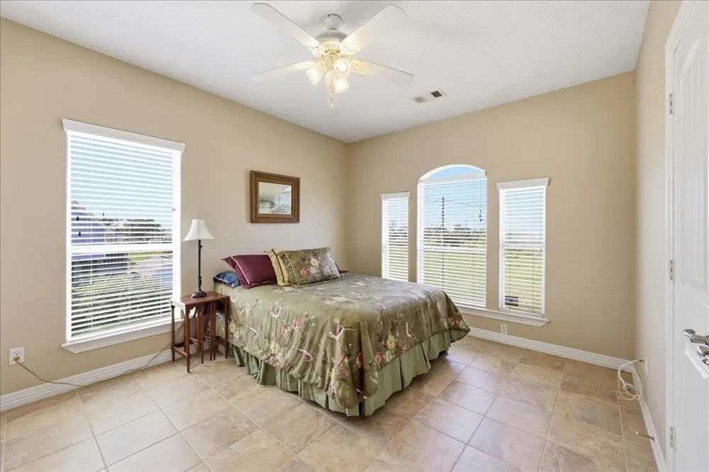 207 Heartfield Lane Anahuac, TX 77514
