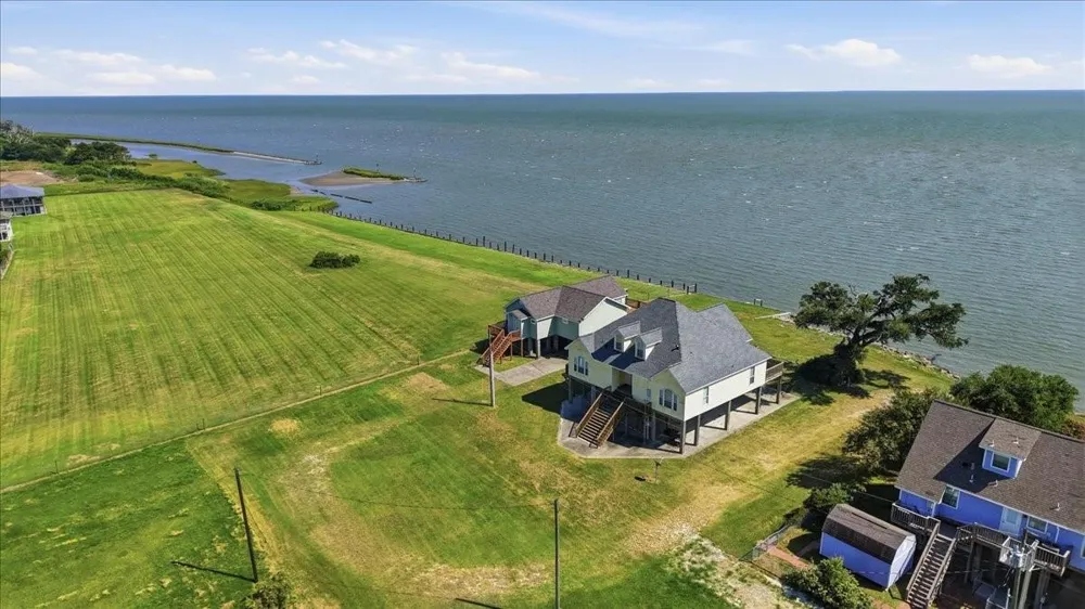 207 Heartfield Lane Anahuac, TX 77514