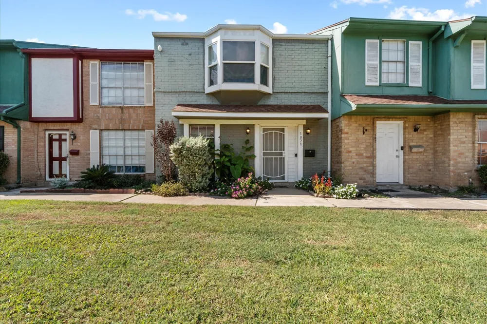 1025 Willow Oaks Circle Pasadena, TX 77506