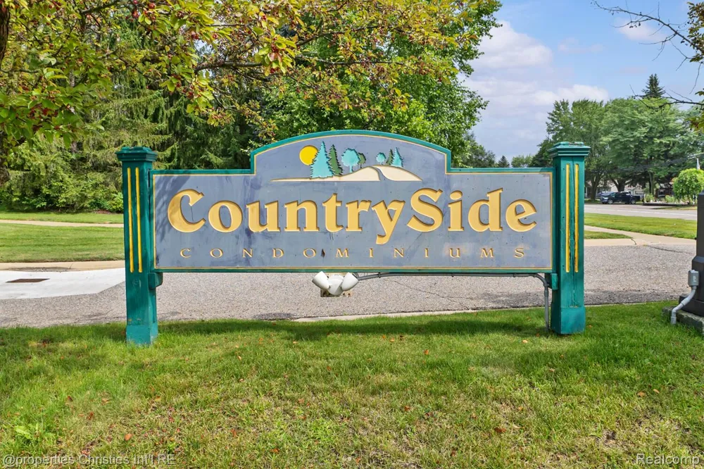 323 Countryside Court Highland Charter Township, MI 48357