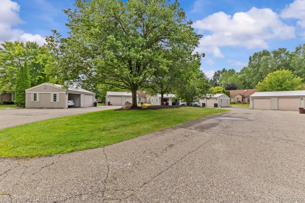 323 Countryside Court Highland Charter Township, MI 48357