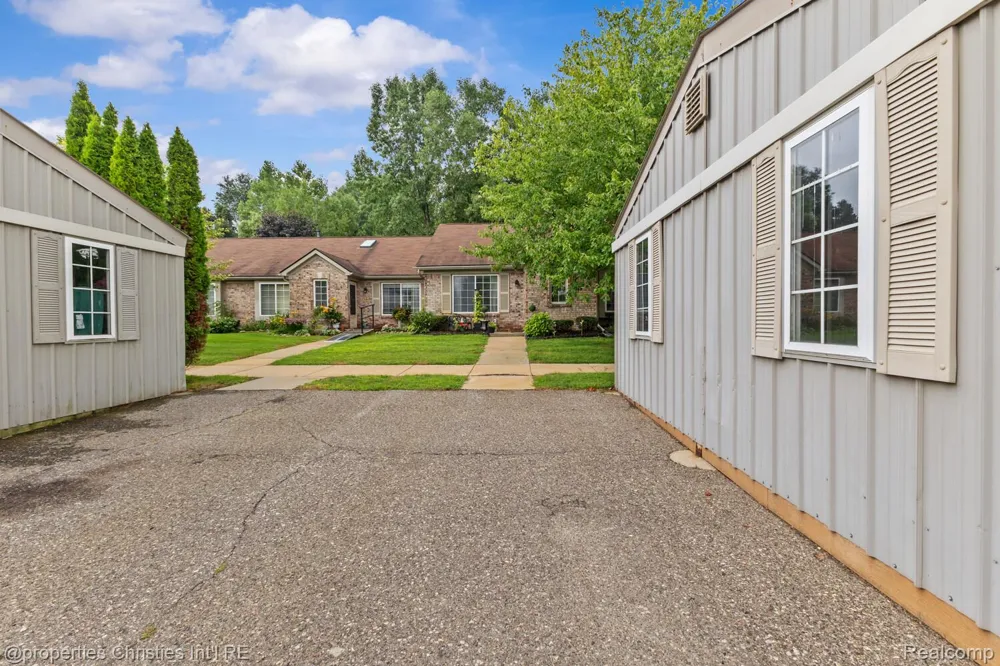 323 Countryside Court Highland Charter Township, MI 48357
