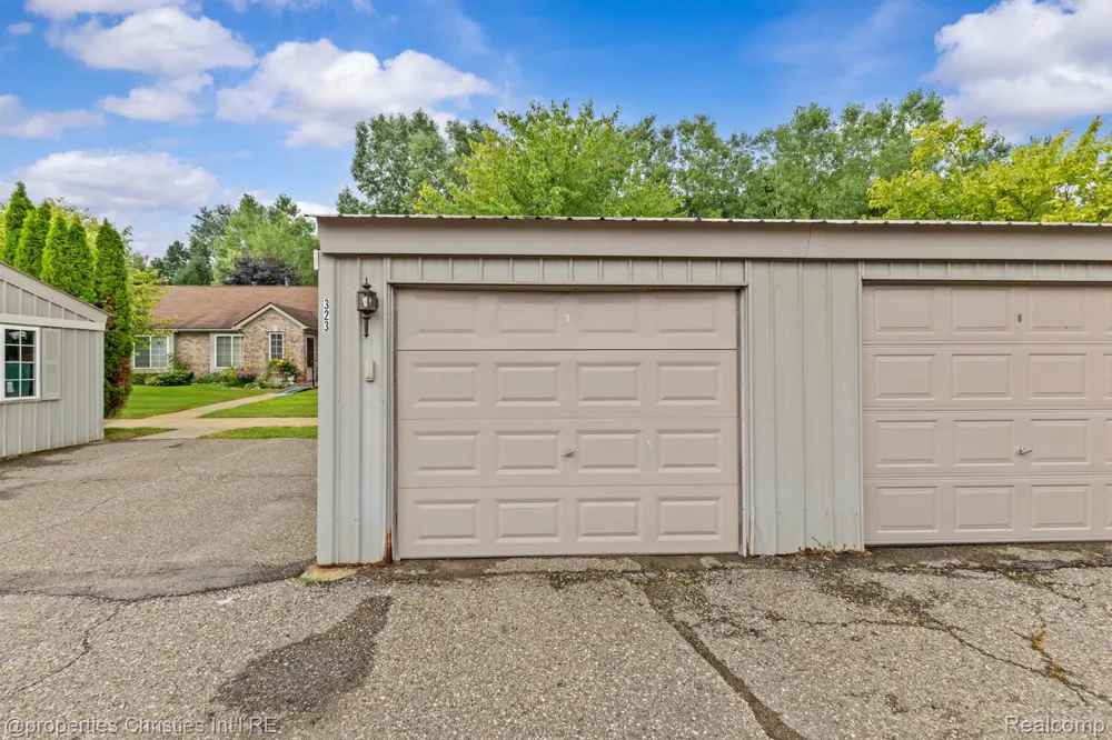 323 Countryside Court Highland Charter Township, MI 48357