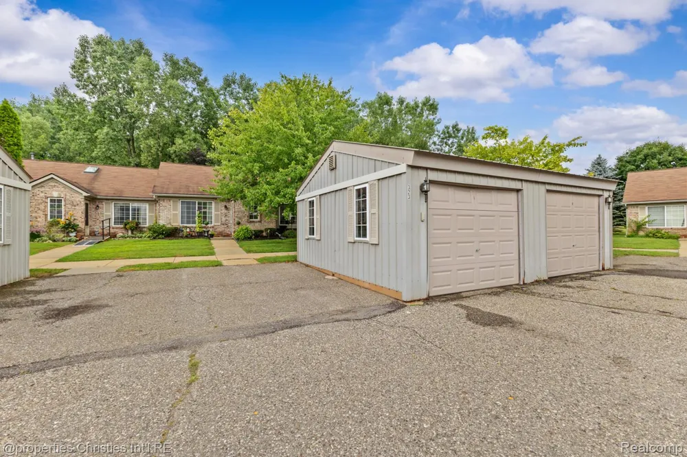 323 Countryside Court Highland Charter Township, MI 48357