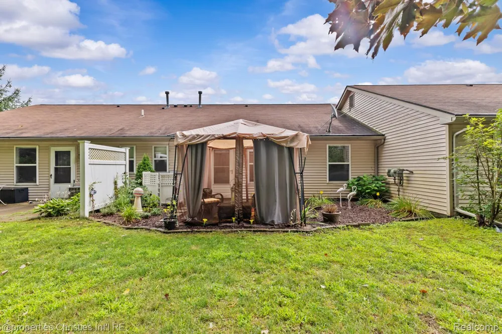 323 Countryside Court Highland Charter Township, MI 48357