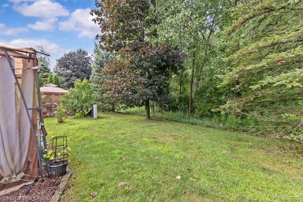 323 Countryside Court Highland Charter Township, MI 48357