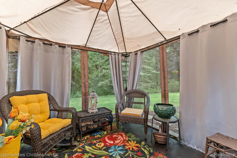 323 Countryside Court Highland Charter Township, MI 48357