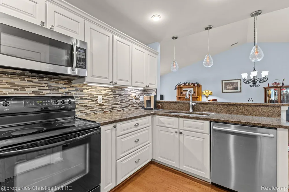 323 Countryside Court Highland Charter Township, MI 48357