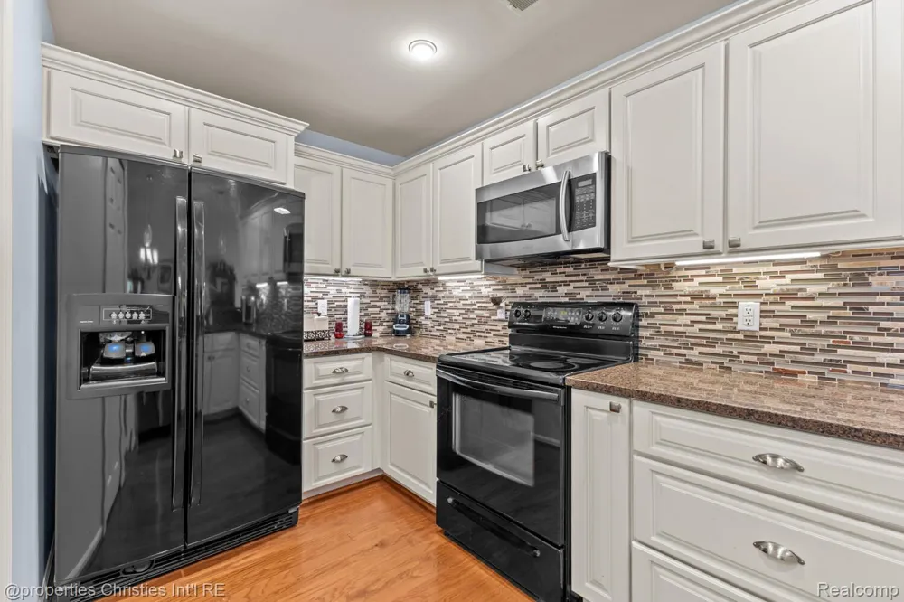323 Countryside Court Highland Charter Township, MI 48357