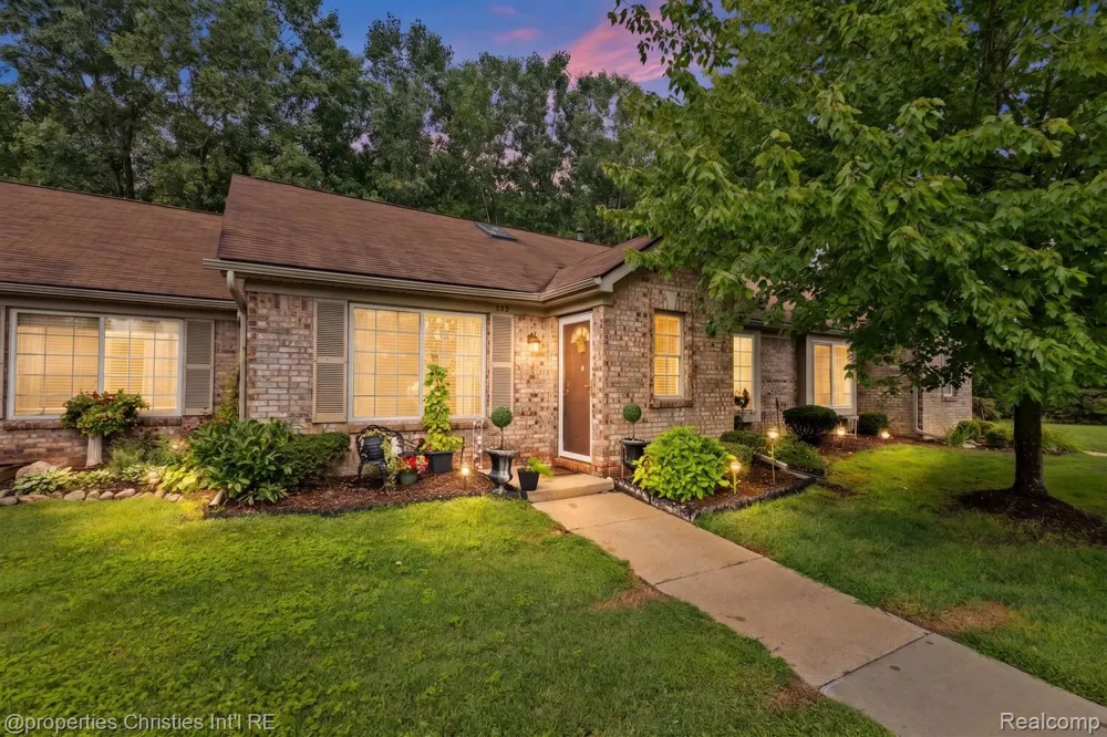323 Countryside Court Highland Charter Township, MI 48357