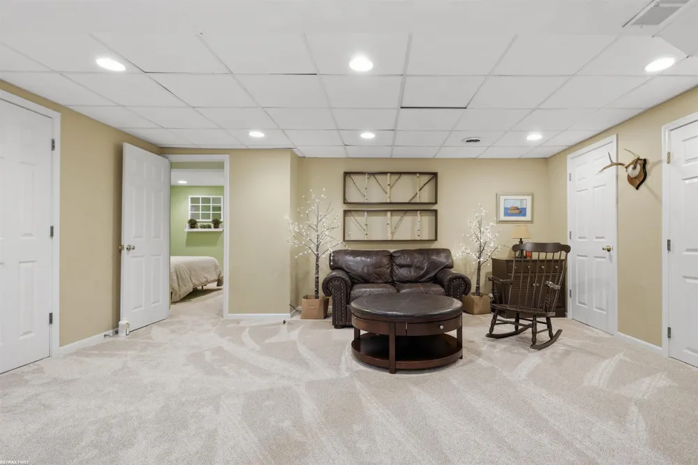 12294 Parkside Circle Washington Township, MI 48094