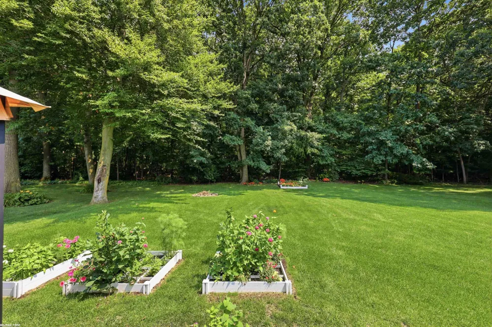 12294 Parkside Circle Washington Township, MI 48094
