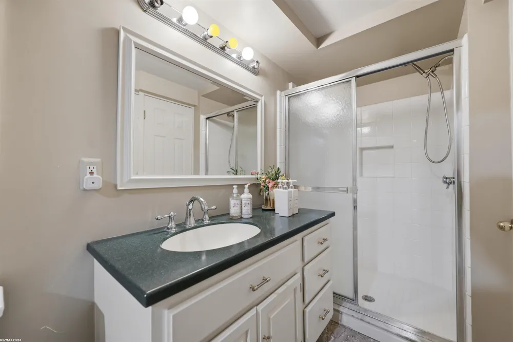 12294 Parkside Circle Washington Township, MI 48094