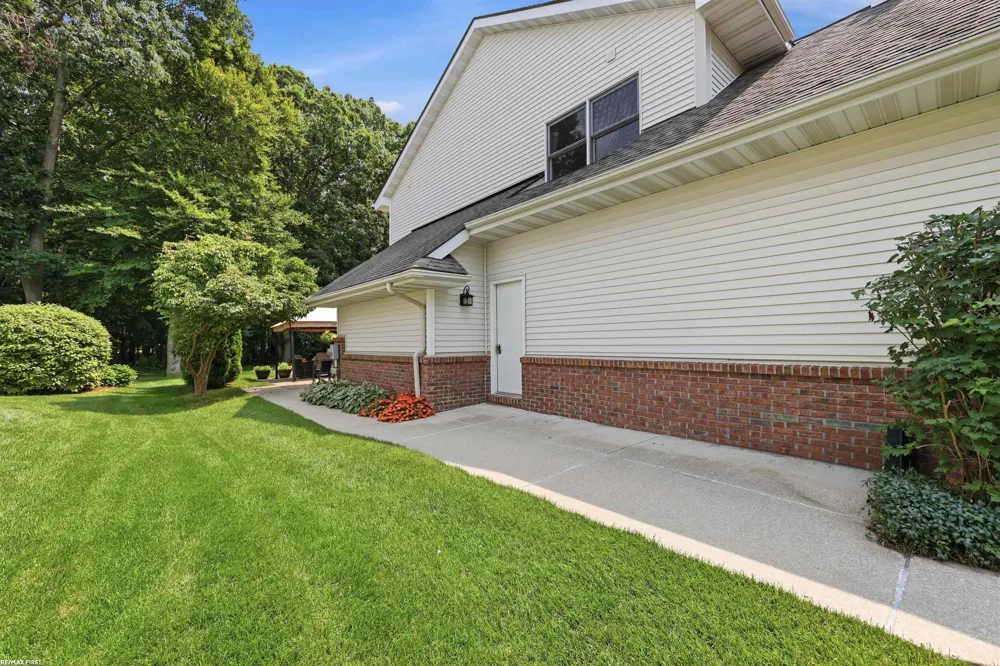12294 Parkside Circle Washington Township, MI 48094