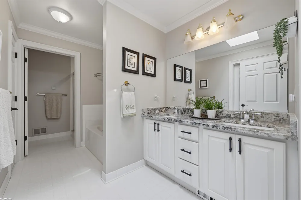 12294 Parkside Circle Washington Township, MI 48094