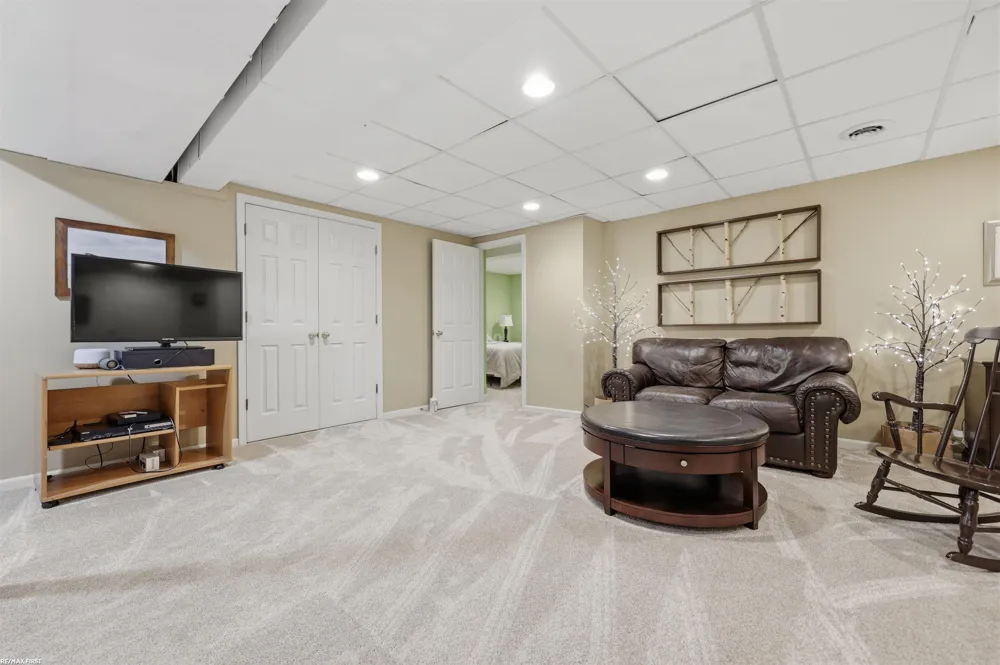 12294 Parkside Circle Washington Township, MI 48094
