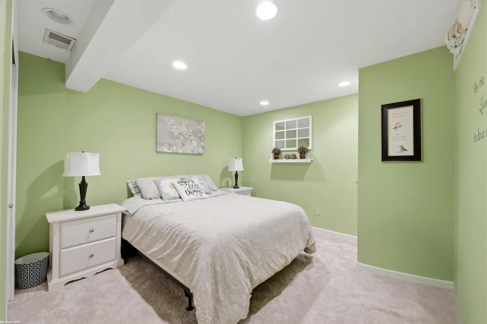 12294 Parkside Circle Washington Township, MI 48094