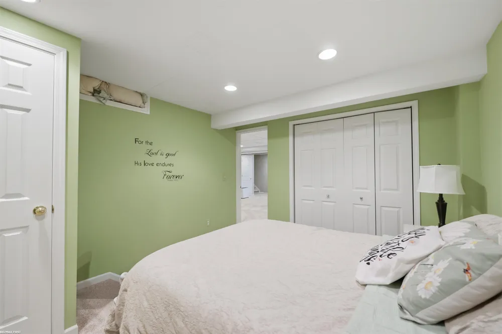 12294 Parkside Circle Washington Township, MI 48094