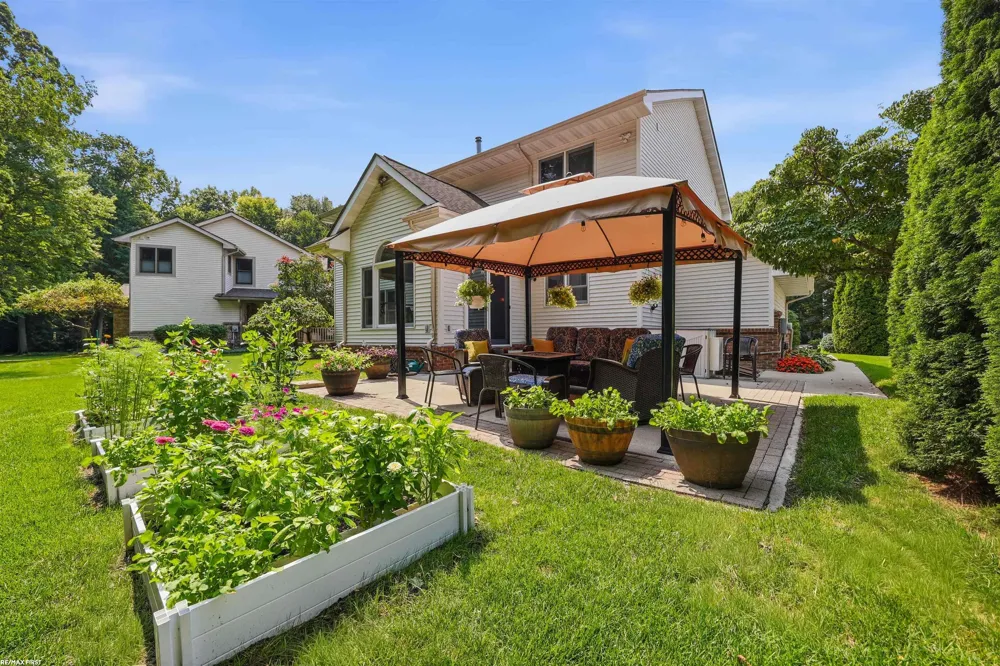 12294 Parkside Circle Washington Township, MI 48094
