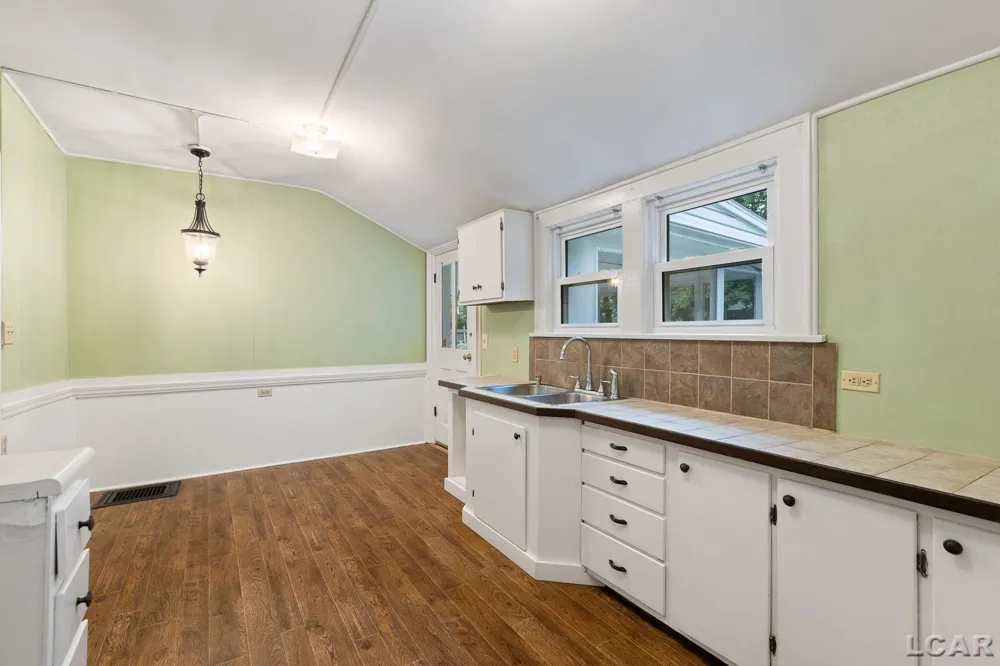 614 Toledo Street Adrian City, MI 49221