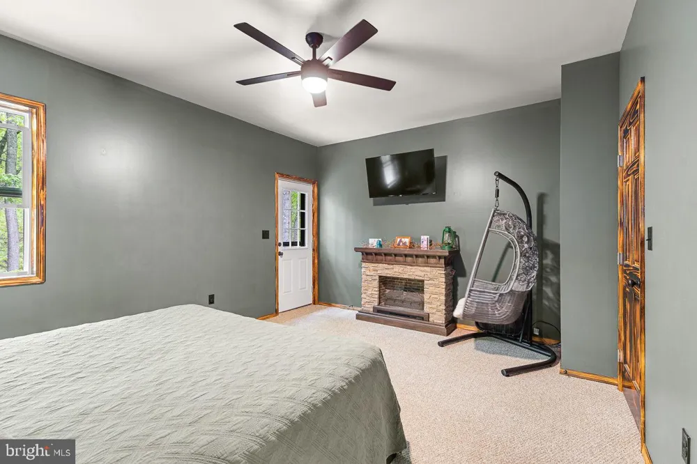 859 HANK LANE Berkeley Springs, WV 25411