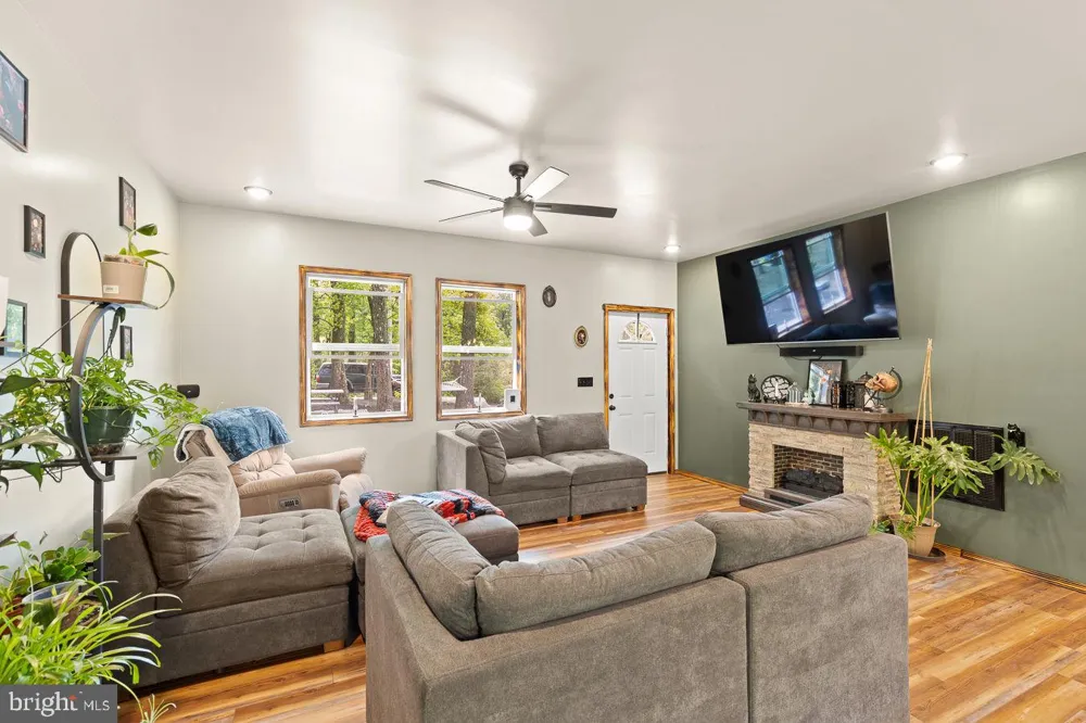 859 HANK LANE Berkeley Springs, WV 25411