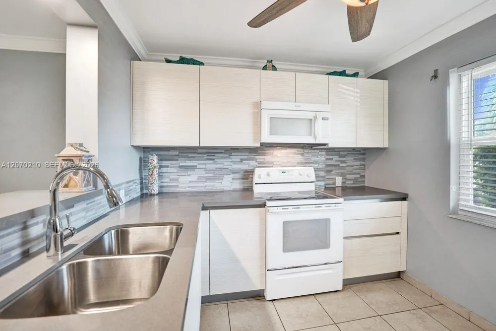 325 SE 11th Ter #107 Dania Beach, FL 33004