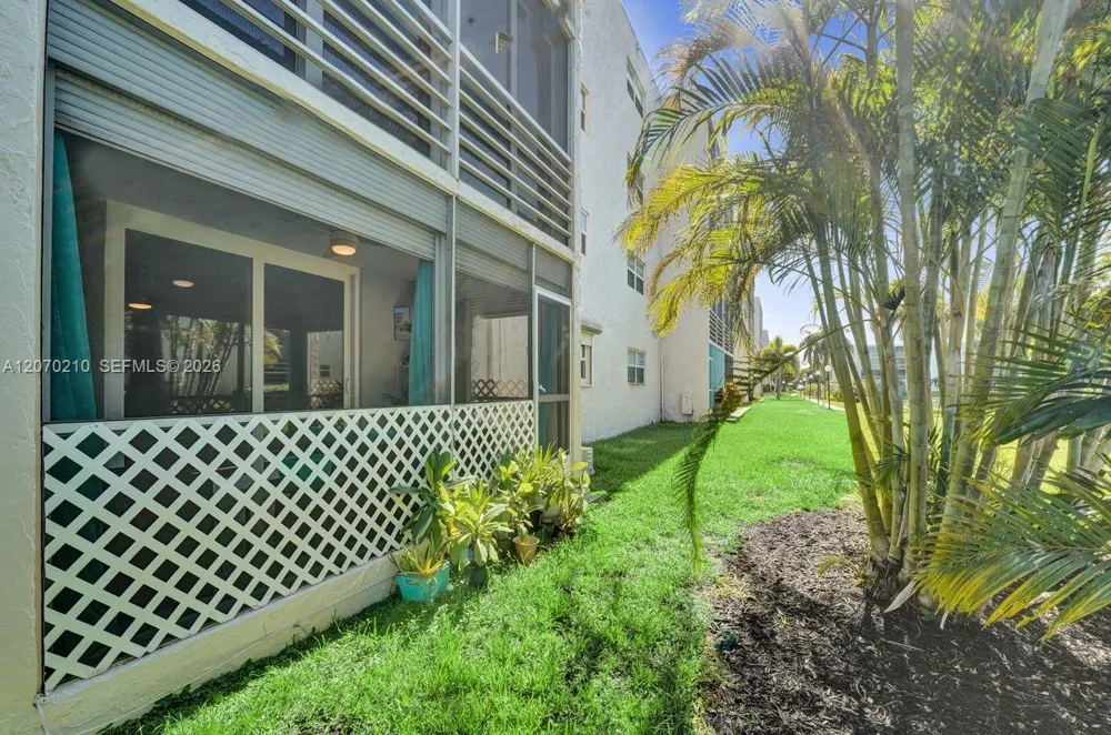 325 SE 11th Ter #107 Dania Beach, FL 33004