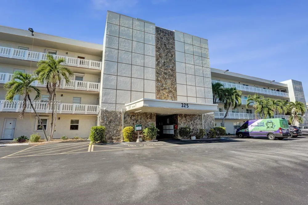 325 SE 11th Ter #107 Dania Beach, FL 33004