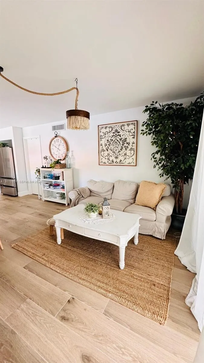 223 Lakeview Dr #204 Weston, FL 33326