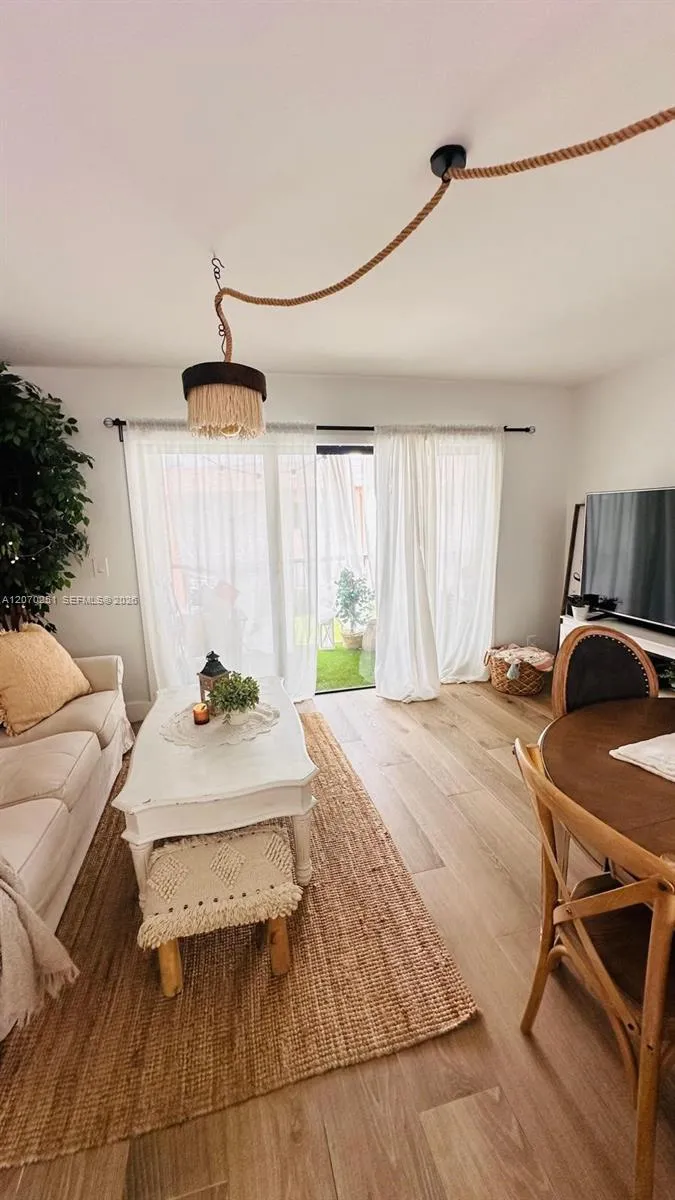 223 Lakeview Dr #204 Weston, FL 33326
