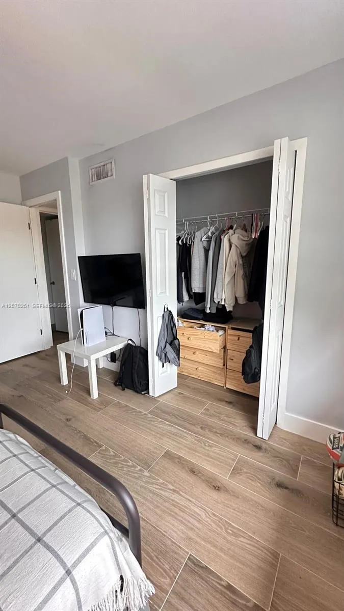 223 Lakeview Dr #204 Weston, FL 33326
