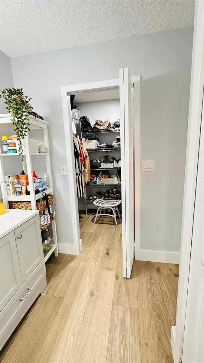 223 Lakeview Dr #204 Weston, FL 33326