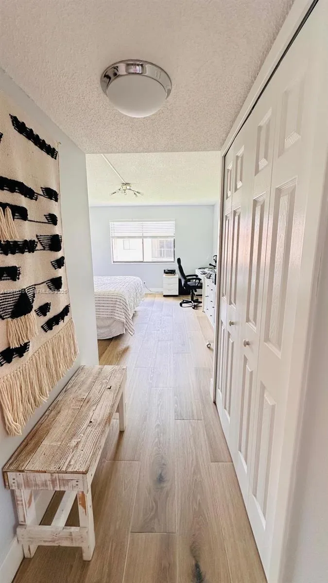 223 Lakeview Dr #204 Weston, FL 33326