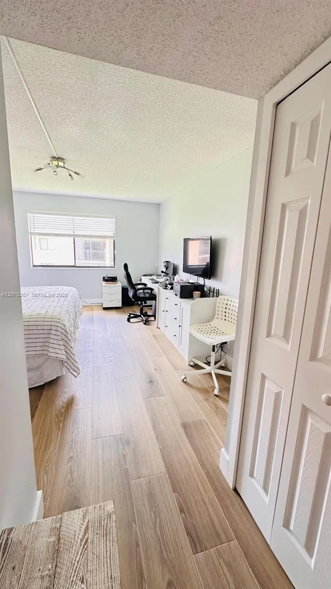 223 Lakeview Dr #204 Weston, FL 33326