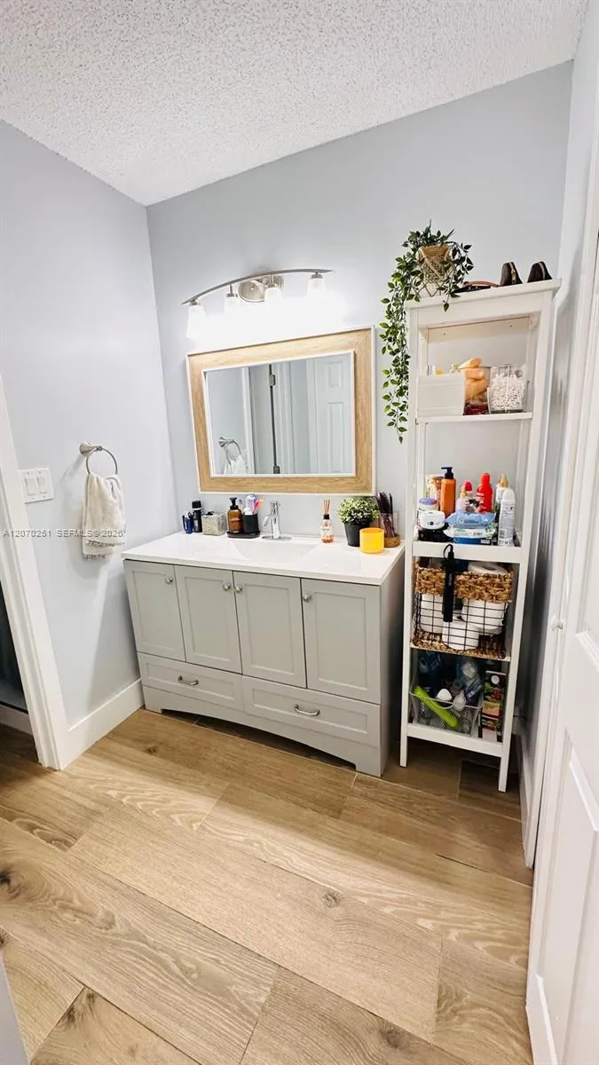 223 Lakeview Dr #204 Weston, FL 33326