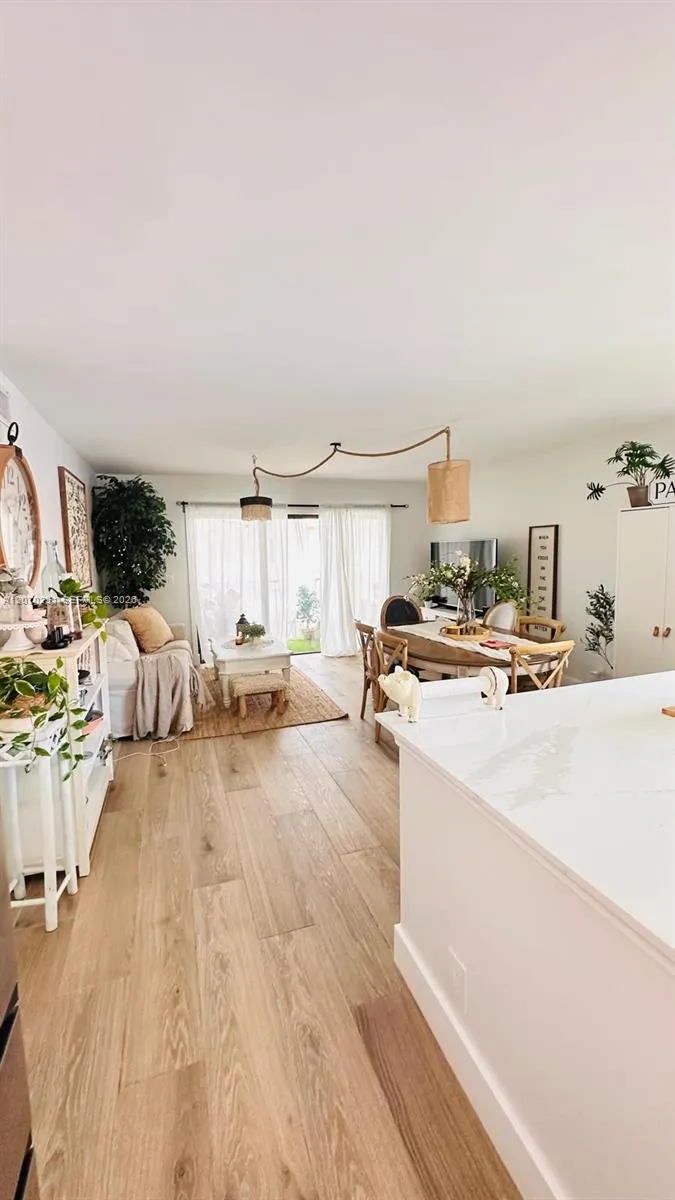 223 Lakeview Dr #204 Weston, FL 33326