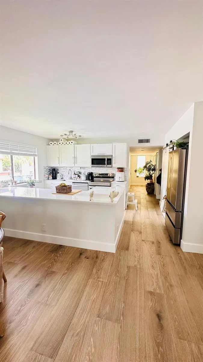 223 Lakeview Dr #204 Weston, FL 33326