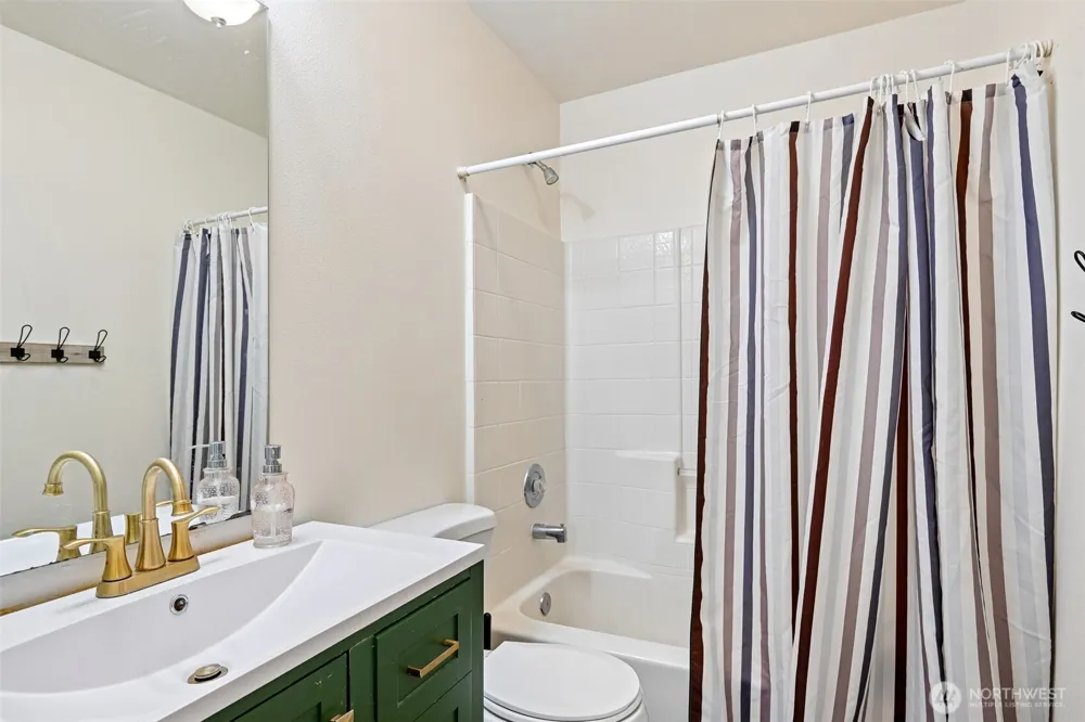 508 Eldredge Avenue NW Orting, WA 98360