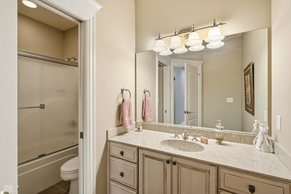 2541 W Apple Blossom Lane Columbus, IN 47201