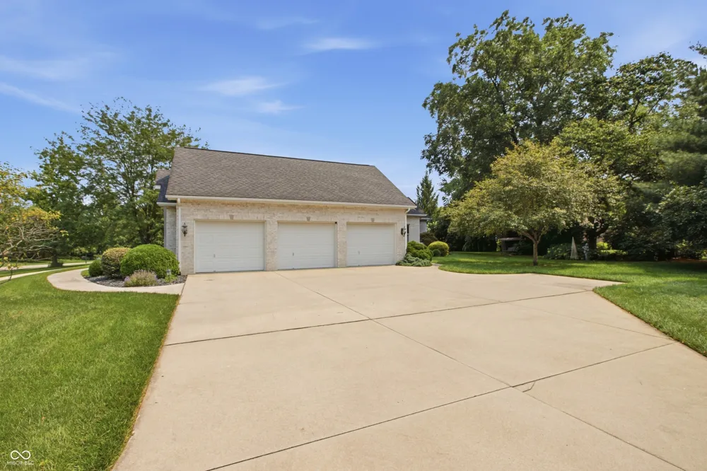 2541 W Apple Blossom Lane Columbus, IN 47201