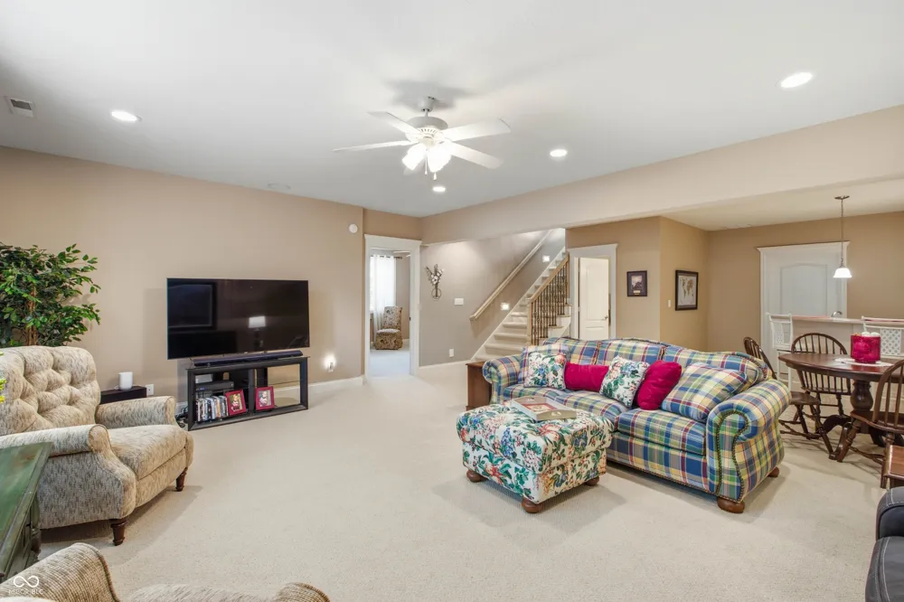 2541 W Apple Blossom Lane Columbus, IN 47201