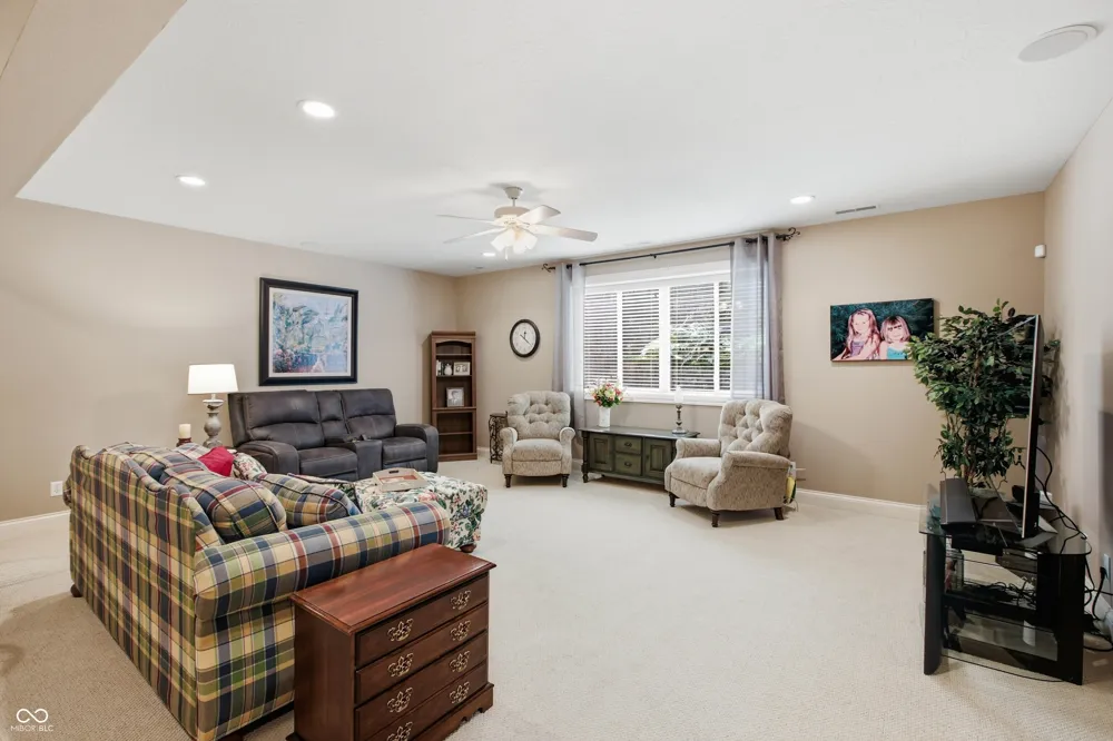 2541 W Apple Blossom Lane Columbus, IN 47201