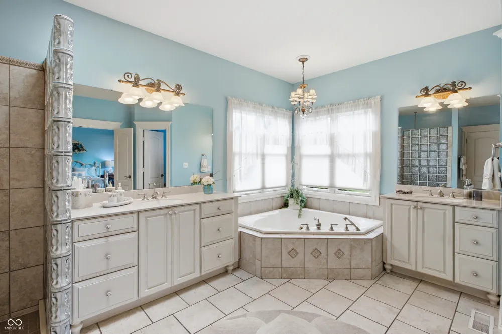 2541 W Apple Blossom Lane Columbus, IN 47201