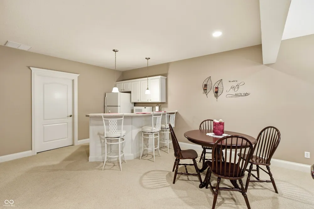 2541 W Apple Blossom Lane Columbus, IN 47201
