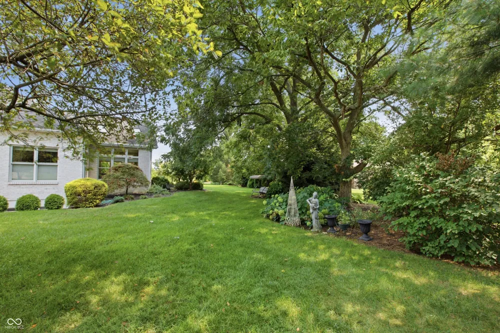 2541 W Apple Blossom Lane Columbus, IN 47201