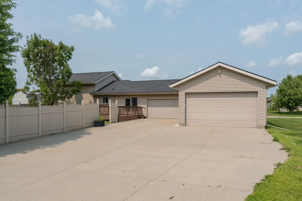 1114 Engesser Lane Saint Peter, MN 56082