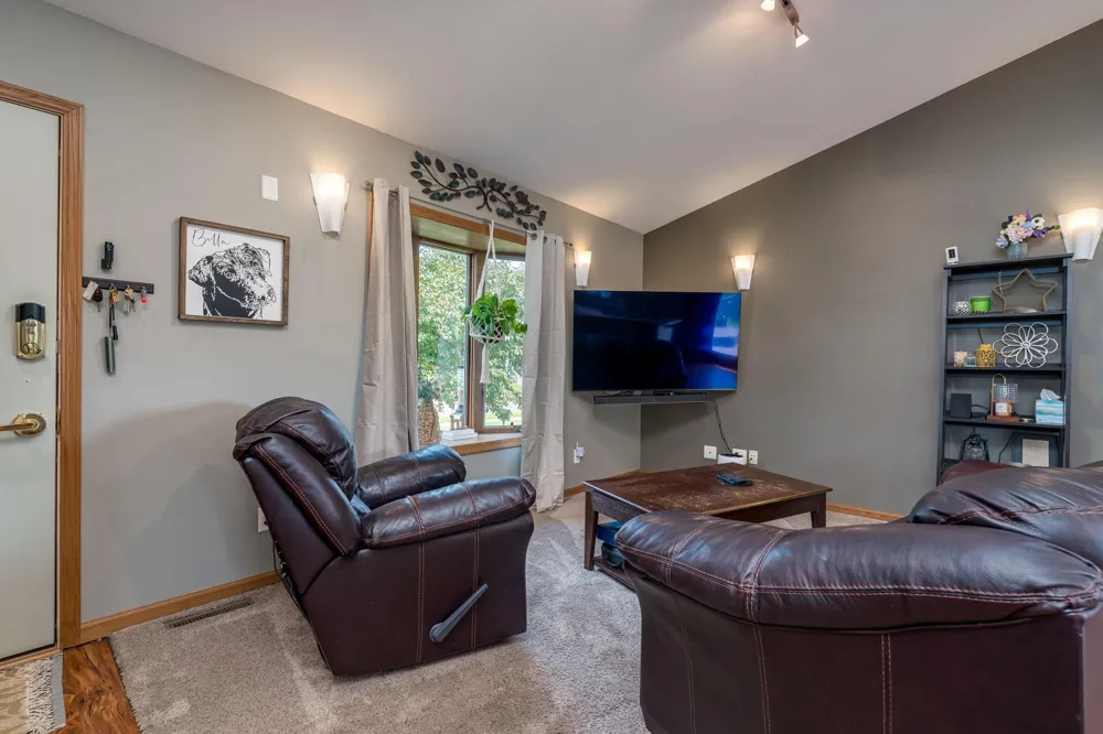 1114 Engesser Lane Saint Peter, MN 56082