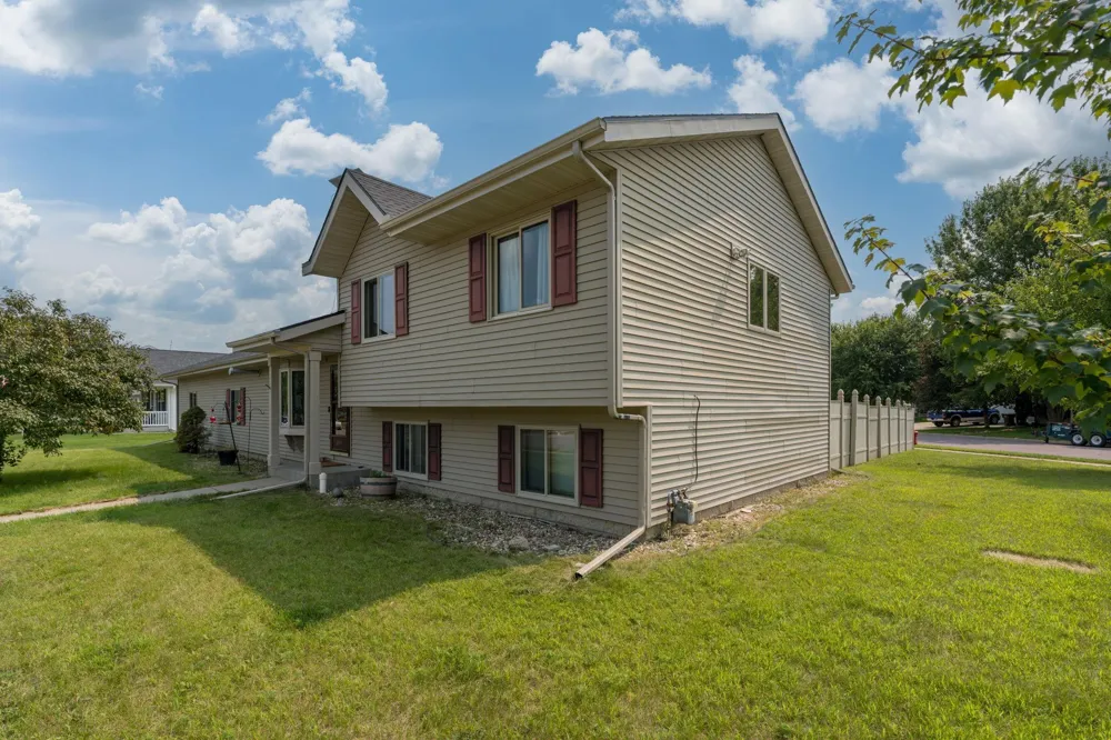 1114 Engesser Lane Saint Peter, MN 56082